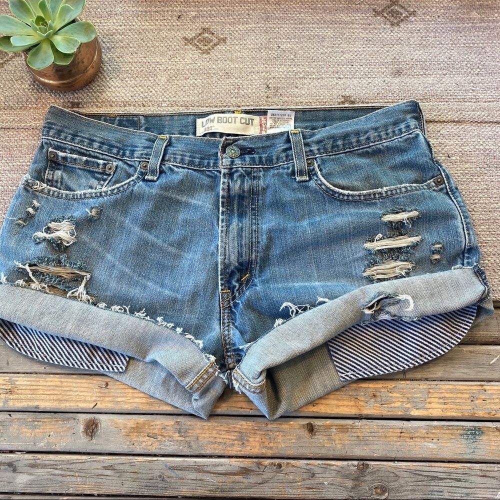 Levi’s distressed jean shorts size 14